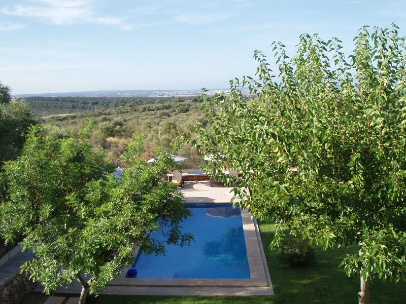Zicht vanaf onze villa (1)
Goed geregeld door de Warre met een zwembad in de tuin en zicht op de luchthaven.
