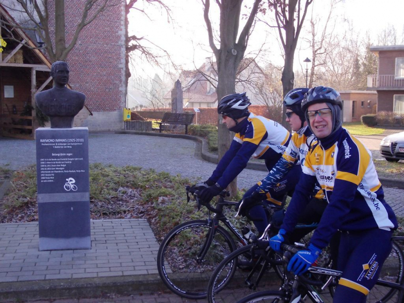 Borstbeeld Raymond Impanis In Berg 3
Raymond, overleden in 2010, won verschillende klassiekers, de Ronde en Roubaix oa, en ritten in rondes.
