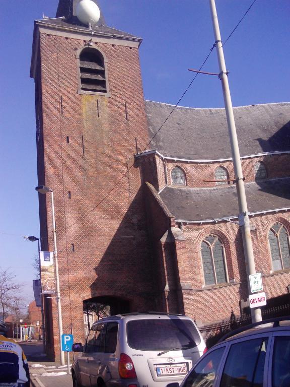 Kerk Met Kunstwerk
Johan weet dat de witte bol op de kerk van Vlimmeren een 'kunstwerk' is. De naam van het kunstwerk is 'De Maan Van Vlimmeren'. Dat zou overdag zonlicht moeten accumuleren, en dat 's nachts weer afgeven. Maar er zijn blijkbaar krachtige spots opgezet om dat effect te bekomen. 
