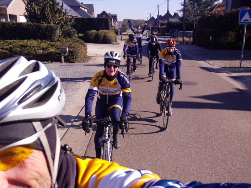 Groep Van Voor 3
De reden voor foto's van achteren is natuurlijk dat het gemakkelijker is. Voor deze foto's moet je ofwel vermoeiende toeren uithalen om eerst voor de groep uit te rijden, ofwel gevaarlijk rijden door je op te draaien, ofwel op goed geluk door het toestel omhoog te houden en proberen te kadreren.
