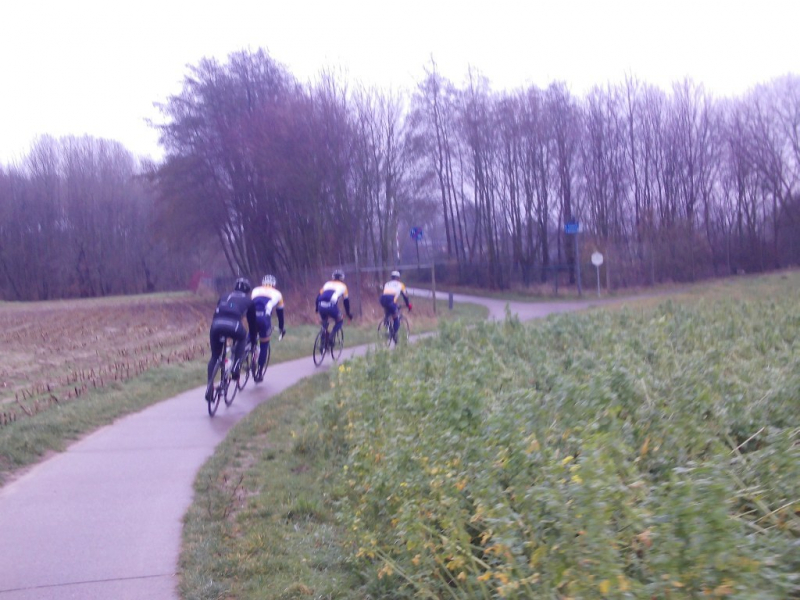 Veldweg 3
De splitsing links nemen voor vervolg van de rit via Steenokkerzeel. In de zomer kunnen we rechts volgen voor een langer rit door het Tervuurse heuvelland.
