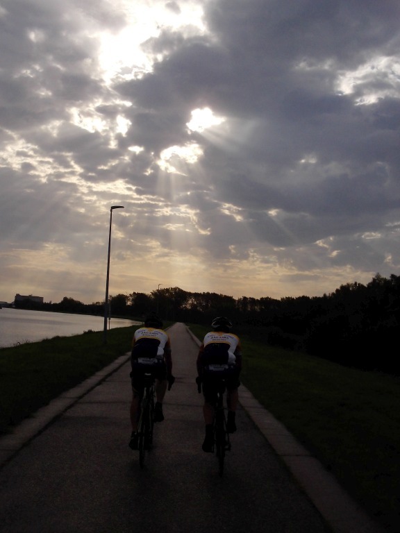 Zeekanaal 1
Foto vanwege de opmerking dat de zon zo mooi door de wolken priemt
