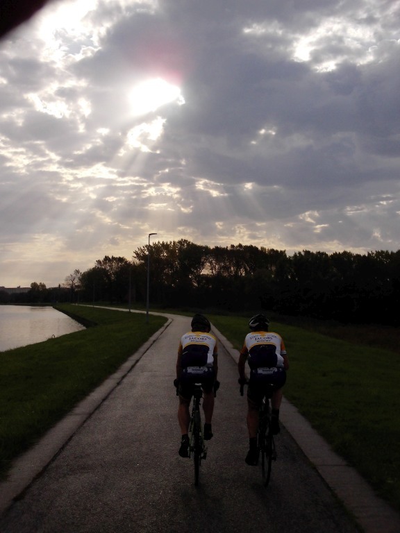 Zeekanaal 6
Nog een leuk verhaal van de rit was dat we even voordien na de zeesluis onderaan de dijk reden en zo per abuis een dorp binnenreden in plaats van terug op de dijk. 
