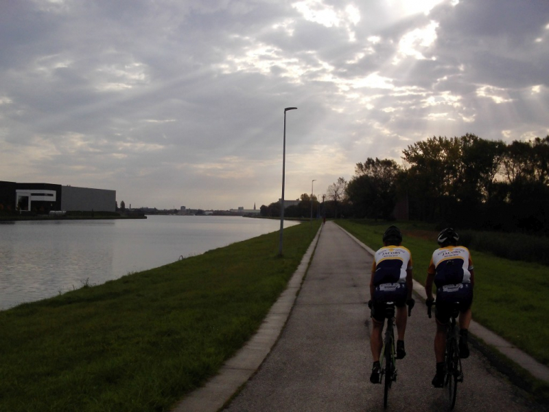 Zeekanaal 7
Omdat we het bord van het dorp gemist hadden, of er staat helemaal geen als je via de dijk komt, vroeg den Hale aan een cafeganger "Welk dorp is dit eigenlijk?". Het bleek Wintam te zijn. Na wat rechtdoor rijden kwam er een afslag richting kanaal en zaten we terug hier op de dijk richting Klein-Willebroek.
