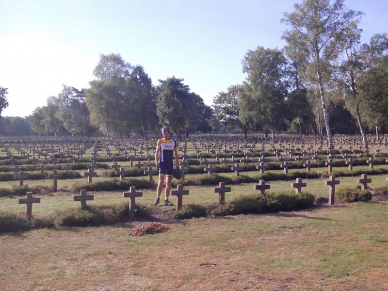 Pit Tussen De Rijen En Rijen
Een uitgestrekt veld van allemaal dezelfde kruisen
