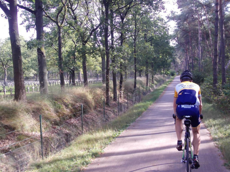Rondrit Aarden Wal Van Kerkhof
Dan merk je nog eens hoeveel rijen kruisen er staan
