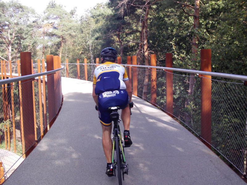Fietsen Boven Tussen Bomen
Het kunstwerk wordt 'Fietsen Door De Bomen" genoemd. Meer info hier: [url=https://www.visitlimburg.be/nl/fietsendoordebomen]Fietsen Door De Bomen[/url]
