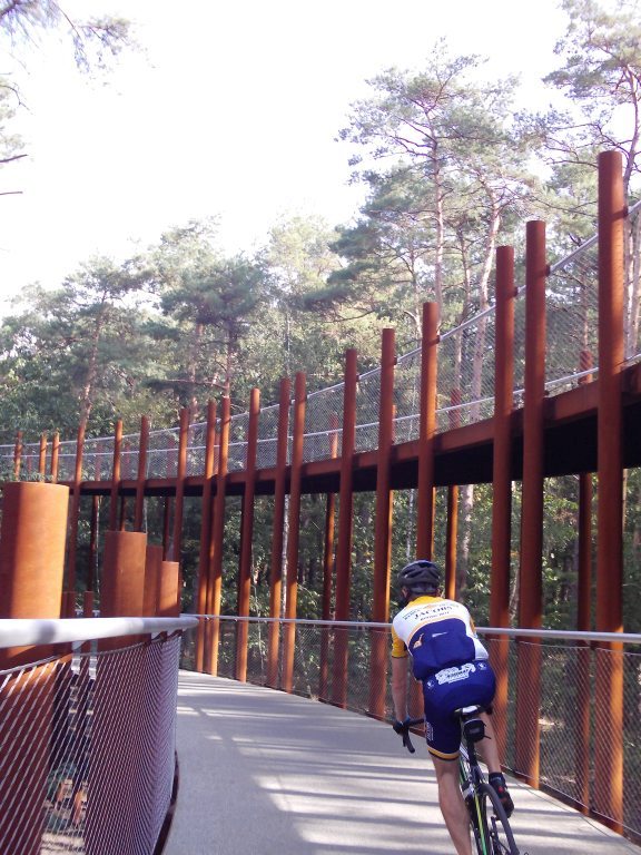 Fietsen Beneden Tussen Bomen
Het is vrij toegankelijk
