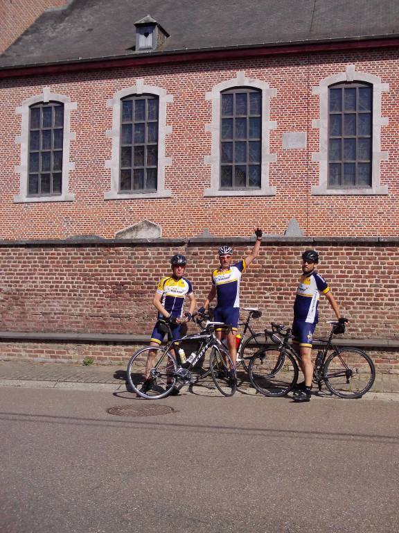 Kerk Van Neerhespen
De -bij de regelmatige bezoeker van deze site- bekende kogel in de kerkmuur daarboven. 
