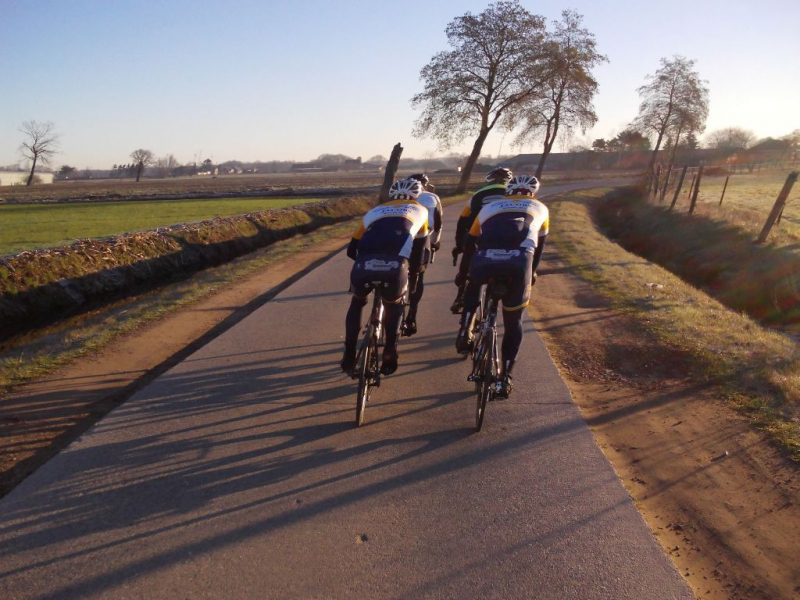 Losrijders
Het losrijritje was al goed begonnen. Laatkomer Johan moest achtervolgen, want er wordt niet gewacht bij losrijritten.
