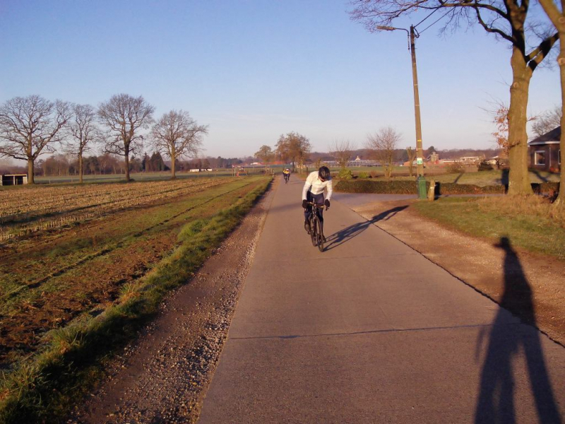 Losrijders van het vierde knoopsgat
Toevallig of niet heeft Joeri net op dat moment last van een slepende rem. Dat zorgt voor wat oponthoud en het tempo daalt. 
