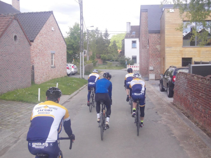Rue De Tirlemont In Nethen 2
Hierzullen we eerst links (doodlopend) gaan, terwijl we rechts moeten. De GPS van de Jokke stond niet heel scherp.
