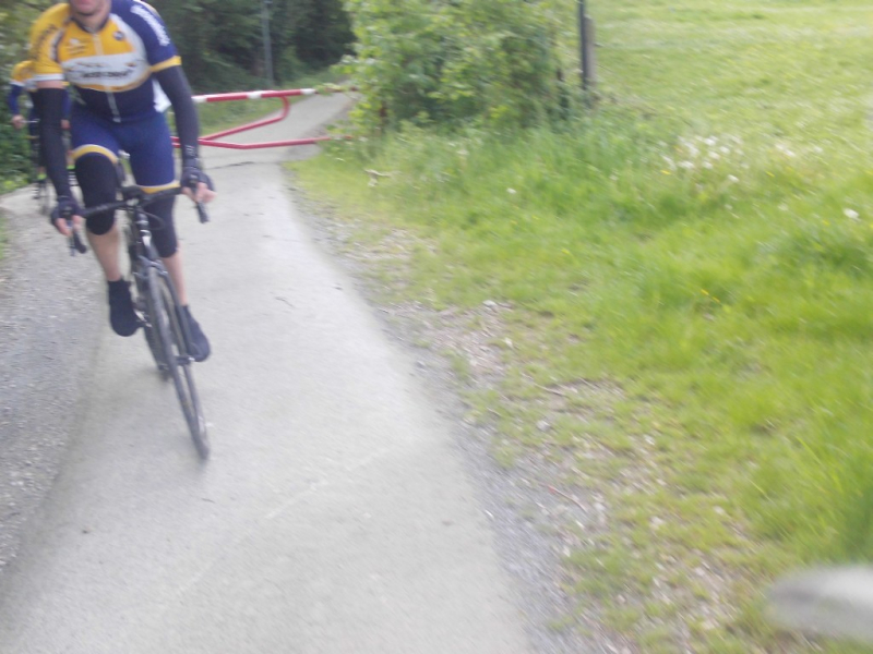 Oliestraat In Ottenburg 2
Ook enkele poortjes om fietsen te dwingen de snelheid te minderen
