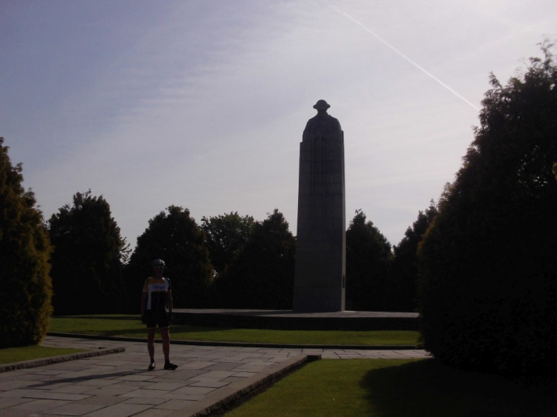 The Brooding Soldier 1
Een indrukwekkend monument (WO1), statig en pakkend door de eenvoudige uitvoering en overgang van warme beeltenis bovenaan naar kille blok onderaan. Alle info hier: [url=https://nl.wikipedia.org/wiki/The_Brooding_Soldier]The Brooding Soldier[/url]
