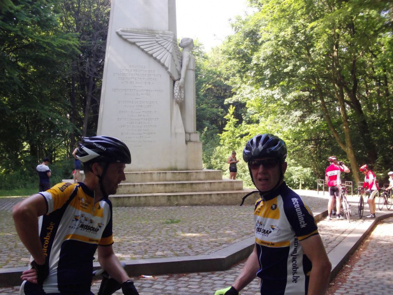 Monument Aux Soldats Français (Kemmel) 2
Hierna zouden we de Kemmel afrijden zoals de profs, om hem dan opnieuw te beklimmen om aan de andere kant het parcours terug op te pikken
