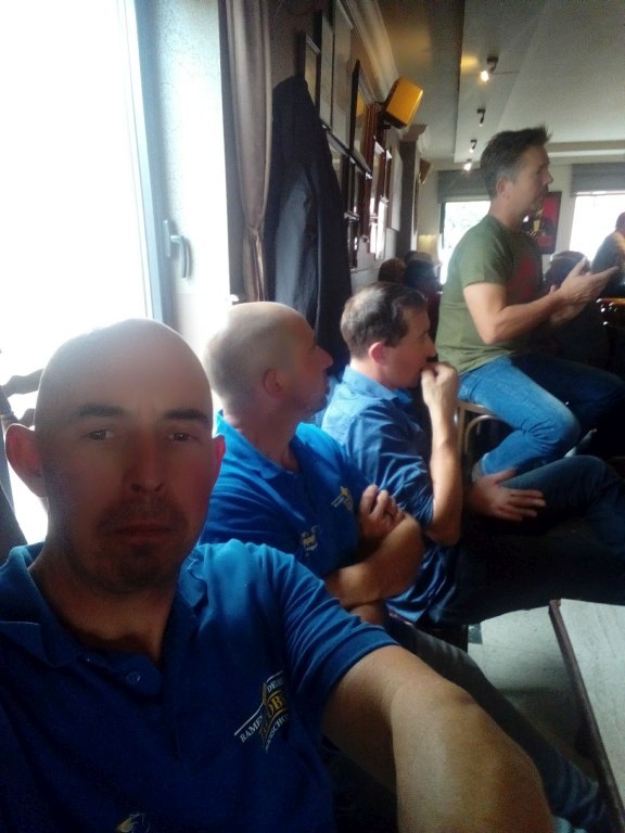Groep Niet-Rijders Bij Den Don
Te zien aan het ontbreken van enige wielerkledij. De meesten hebben wel de clubpolo's aangetrokken.
