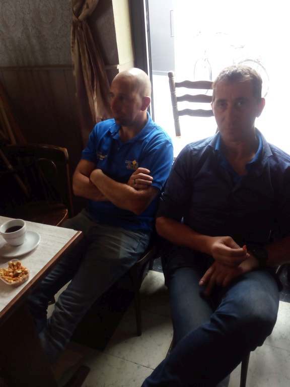 Tom en Woens
Zij zijn ook aan een tussenstop bezig, te zien aan de kop koffie.
