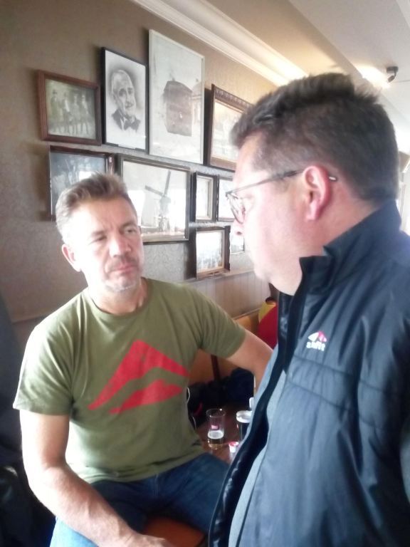 Brocky en Wim
voeren precies een serieus gesprek
