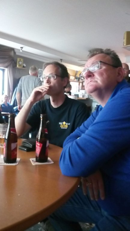 Raf en Hans
Raf en Hans volgen ook iets, maar is het voetbal of het WK, want er zijn 2 TV's bij Den Don.
