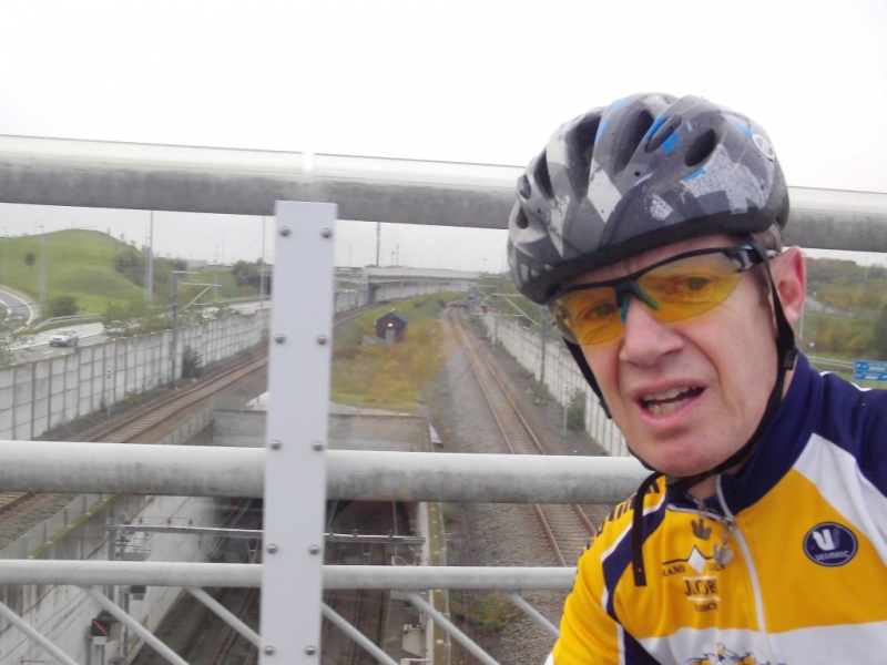 Over Fietsbrug Melsbroek 3
Beneden zie je net de afslagtunnel naar Zaventem, de zogenaamde "Diabolo"
