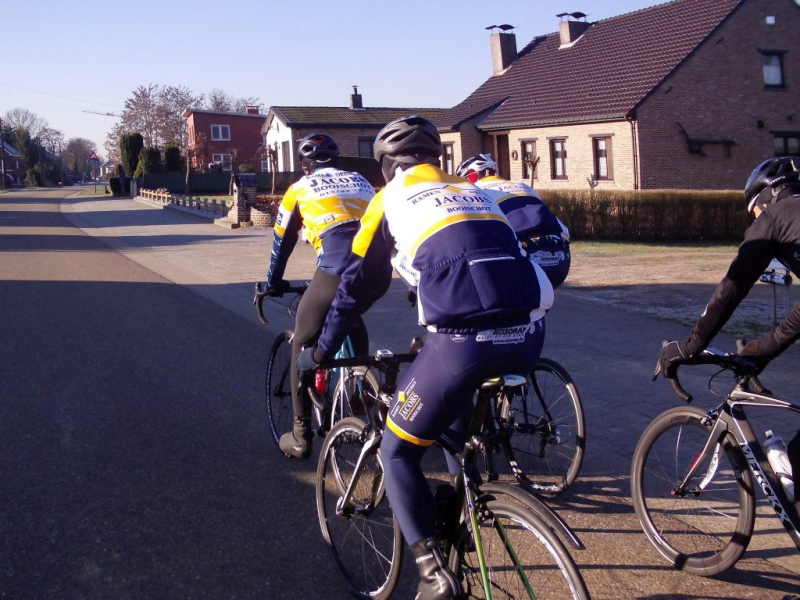 Stippelberg 2
Hier op de 'steile' stuk van de Stippelberg laat Pit zijn zoon Jasper het werk doen, terwijl hij rustig het bord leeg eet. Zo is hij wel.

