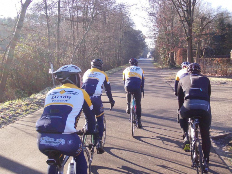 Richting Volmolen 1
We zijn Mol-Millegem voorbij en ginds aan de Volmolenbaan keren we, en krijgen we de wind in de rug.
