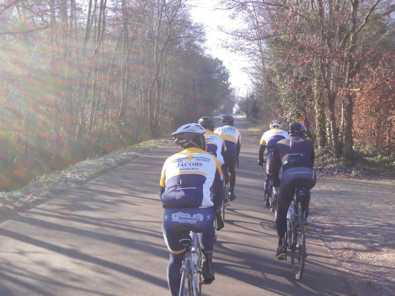 Richting Volmolen 2
Het is geen winderige dag, maar bij koud weer is het veel aangenamer als de wind in de rug zit.
