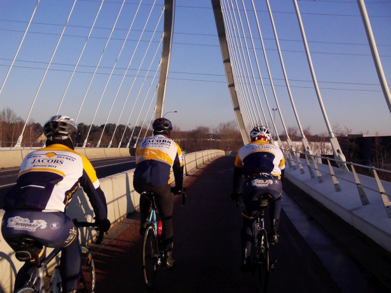Op Nieuwe Brug Van Oevel 1
We reden een eerste keer over de nieuwe brug over het Albertkanaal in Oevel, de voorbije maanden reden we over de verschillende nieuwe bruggen, die allemaal dezelfde karakteristieke vorm hebben.
