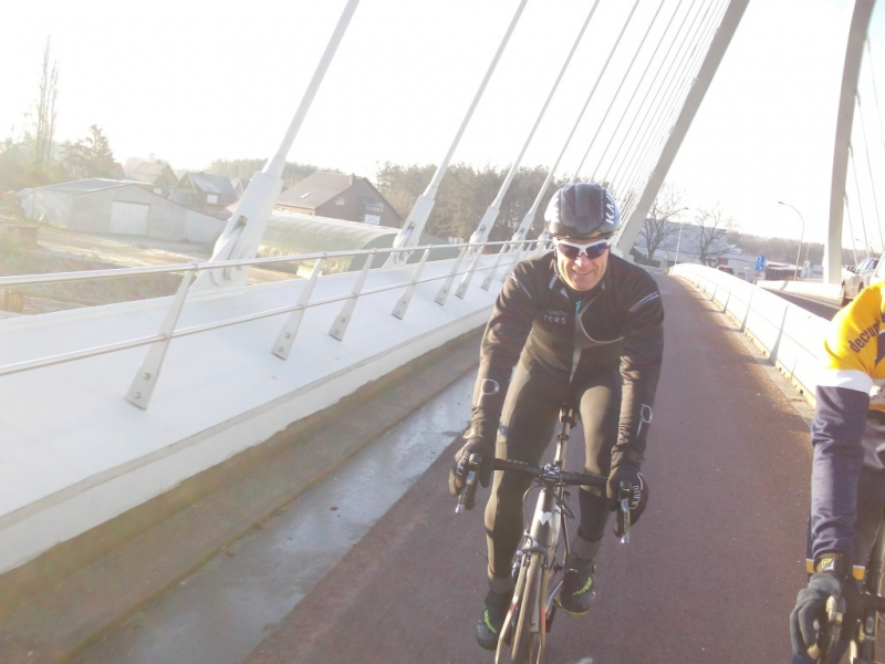 Trouwe Gastrijder Dominik
Dominik rijdt al een paar jaar mee, zonder lidkaart, maar dat mag. Het was barkoud en hij had een koffie beloofd onderweg maar in de winter wordt er niet snel ergens gestopt, want dan is het zo lastig om terug te vertrekken. 
