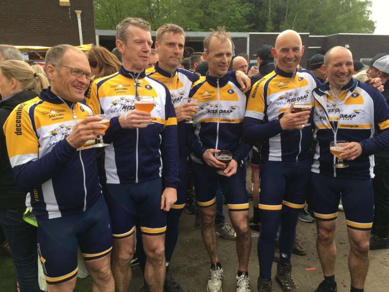 Teams Reunited
De twee Nissorap-teams verbroederen onmiddellijk
