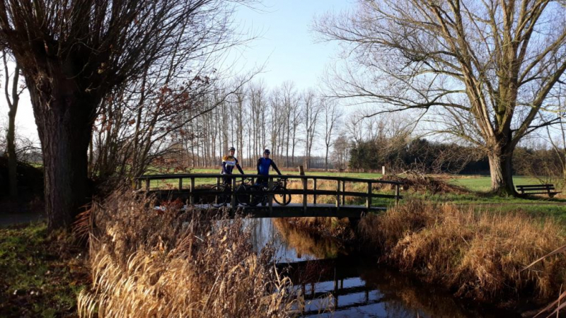 Pit en Dominik KÃ¼r Op De Brug
Pit en Dominik tonen hun durf door op koerschoenen op een beijzelde brug tussen Tielen en Gierle te lopen.
